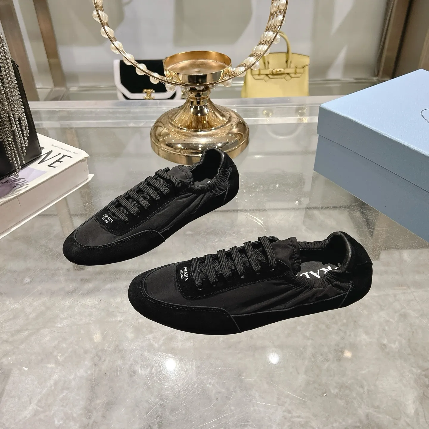 👟👟Ex-factory price 520👟👟Men's size +10 Couple style🎆Prada's new moral training shoes. The upper is suede with texture, and the inner sheepskin is wrapped. It is soft and waxy🎆The insole is thickened with lambskin. It is extremely comfortable to step on, has a sense of support, and feels well wrapped. The shoe shape is full of wrapping, light and easy to wear. A practical casual shoe that makes your legs appear taller! White is clean and refreshing, needed all year round, and can be easily worn with skirts and pants. Upper: imported suede/original molded fabric. Lining: sheepskin. Outsole: rubber outsole! Code number: 35-41 Color: burgundy blue brown green dark green yellow black red gray 9 colors available